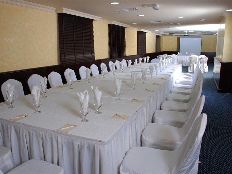 שארג'ה Al Bustan Hotel מראה חיצוני תמונה