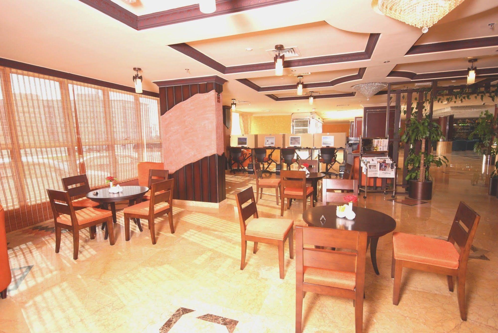 שארג'ה Al Bustan Hotel מראה חיצוני תמונה